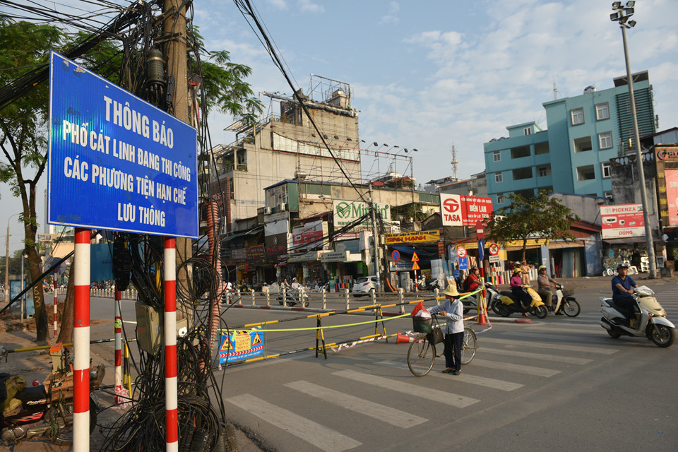 Chặn một chiều đường Cát Linh, xe cộ ùn ứ giờ cao điểm